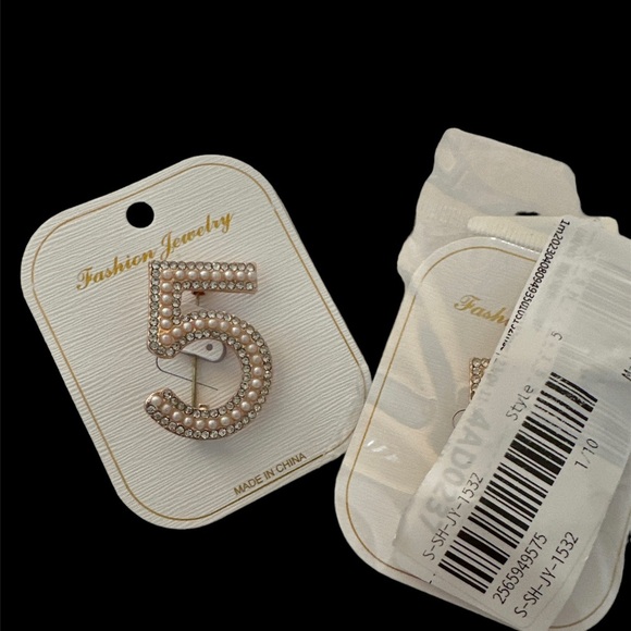 Brooch Pin With Faux Pearls And Crystals Brand New - Picture 1 of 3